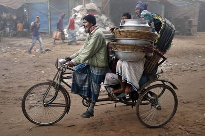 Los vendedores ambulantes van a comprar pescado en Daca, Bangladés.