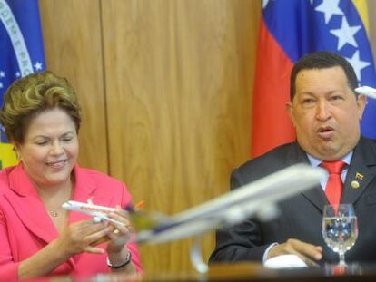 Rousseff y Ch&aacute;vez firman el contrato por el que Venezuela compra varios &#039;jets&#039; a Brasil.