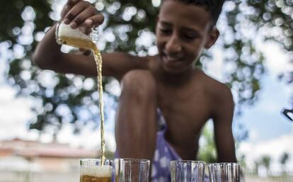 Uno de los pequeños se encarga de preparar el té para su familia de acogida y amigos. Para los saharauis, con una merecida fama de pueblo hospitalario, ofrecer té es un gesto de generosidad.