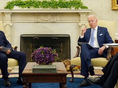 El presidente de Corea del Sur, Moon Jae-In , y el mandatario estadounidense, Joe Biden, en el Despacho Oval de la Casa Blanca.