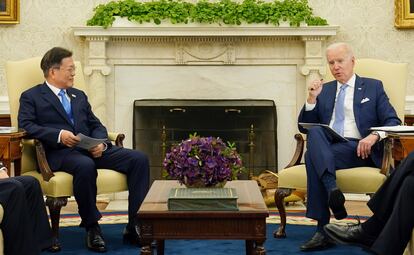 El presidente de Corea del Sur, Moon Jae-In , y el mandatario estadounidense, Joe Biden, en el Despacho Oval de la Casa Blanca.