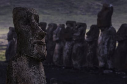 Moais en la zona del monumento arqueológico Ahu Tongariki, en el parque nacional de Rapa Nui, antes del eclipse solar anular de este miércoles. 