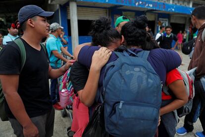 Los migrantes están menos organizados, van en grupos de aproximadamente 20 personas y avanzan a pie o en camión, dependiendo del humor de los conductores. Parece que algunos grupos ya han llegado a Ciudad de Guatemala y otros están cerca del paso de El Ceibo. En la imagen, migrantes hondureños se lamentan después de que miembros de la policía guatemalteca retuvieran la caravana para devolverlos hacía la frontera con Honduras, el 16 de enero, en Morales (Guatemala).