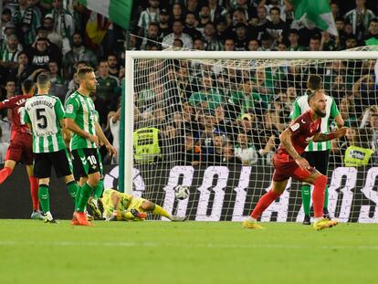 SEVILLA, 06/11/2022.- El defensa del Sevilla Nemanja Gudelj (d) tras marcar ante el Betis, durante el partido de Liga en Primera División que disputan este domingo en el estadio Benito Villamarín, en Sevilla. EFE/Raúl Caro
