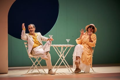 Silvia Abril y Lluís Villanueva en una escena de 'Esperant a Mr. Bojangles'.