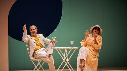 Silvia Abril y Lluís Villanueva en una escena de 'Esperant a Mr. Bojangles'.