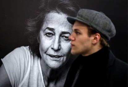 Un visitante, ante uno de los retratos de Peter Lindbergh a la actriz Charlotte Rampling, en la exposición del calendario Pirelli en el Museo de Arte Multimedia de Moscú, el 14 de mayo de 2017.