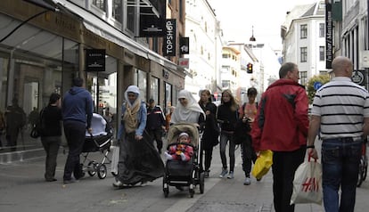 Mujeres musulmanas tocadas con velo pasean por el centro de Copenhague, en octubre de 2011.