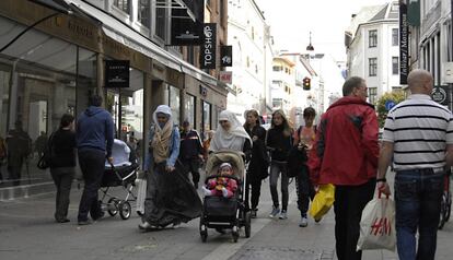 Mujeres musulmanas tocadas con velo pasean por el centro de Copenhague, en octubre de 2011.