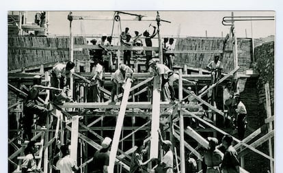 Voluntarios del SUT trabajan en la construcción de un edificio en Alicante en 1957.