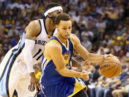 Curry se zaga de Conley.