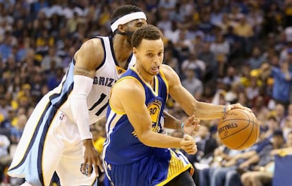 Curry se zaga de Conley.