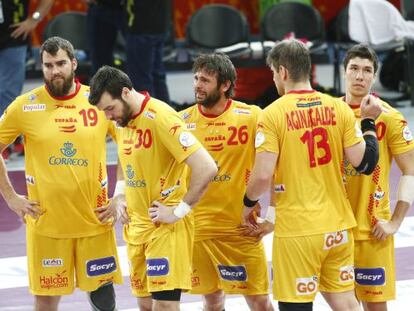 Los jugadores de España lamentan la derrota ante Polonia