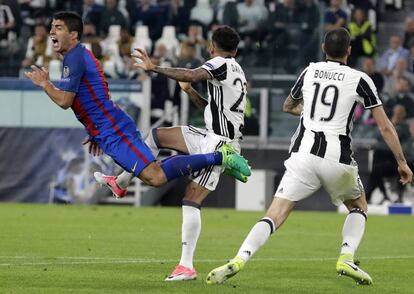 Luis Suárez (i) del Barcelona, salta por los aires tras ser desafiado por el jugador del Juventus, Dani Alves.