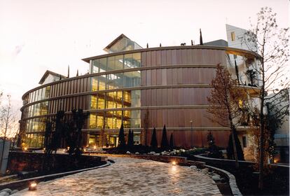 El Edificio Sanitas en Madrid, obra de Ortiz y León, especialistas en arquitectura sostenible, se ha realizado con sólo ocho tipos de materiales, lo que significa poder tener un control alto de los residuos durante su ejecución. Tiene terrazas y cubiertas ajardinadas, patios interiores que facilitan la ventilación; la luz natural llega a todos los espacios, incluidos escaleras y baños y está revestido de pantallas de madera que protegen del ruido exterior.