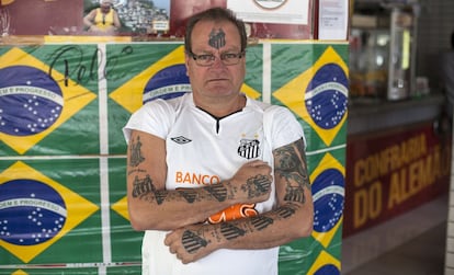 O torcedor Alemão e suas tatuagens.