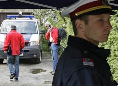 Un agente de la policía y miembros del equipo forense, durante el registro de la casa de Fritzl.