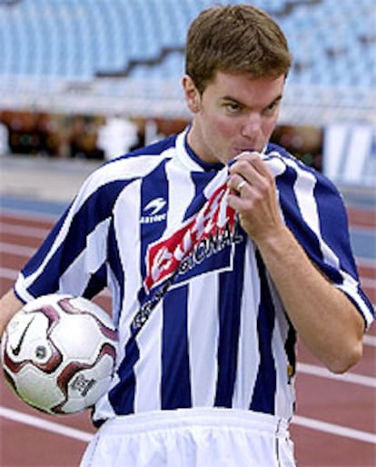 El nuevo jugador de la Real Sociedad, Sergio Boris, besa la camiseta blanquiazul el día de su presentación