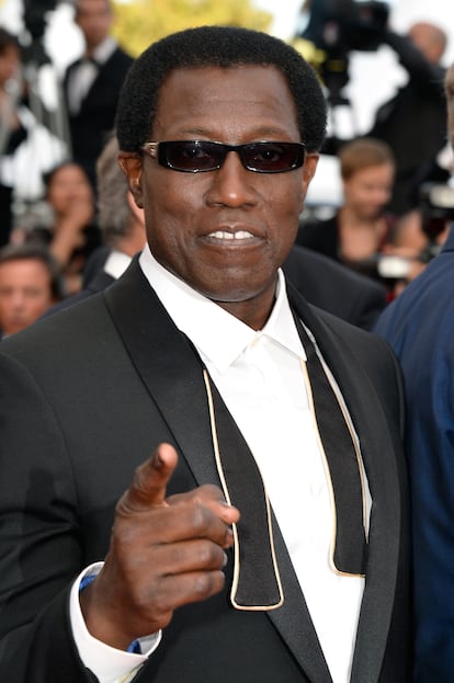 El actor Wesley Snipes eligió un elegantísimo traje negro con camisa blanca y sin corbata.