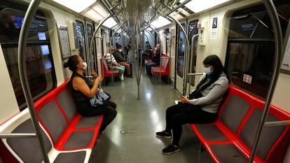 Personas viajan abordo del metro de Santiago, en marzo de 2020.