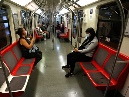 Personas viajan abordo del metro de Santiago, en marzo de 2020.