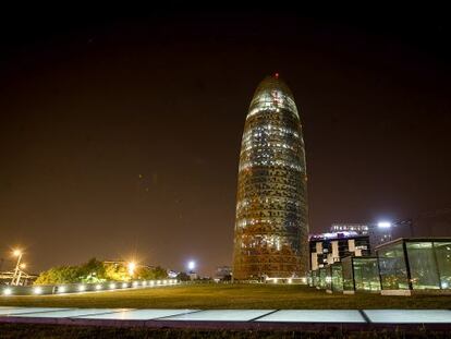 La Torre Agbar, apagada despu&eacute;s de medianoche.