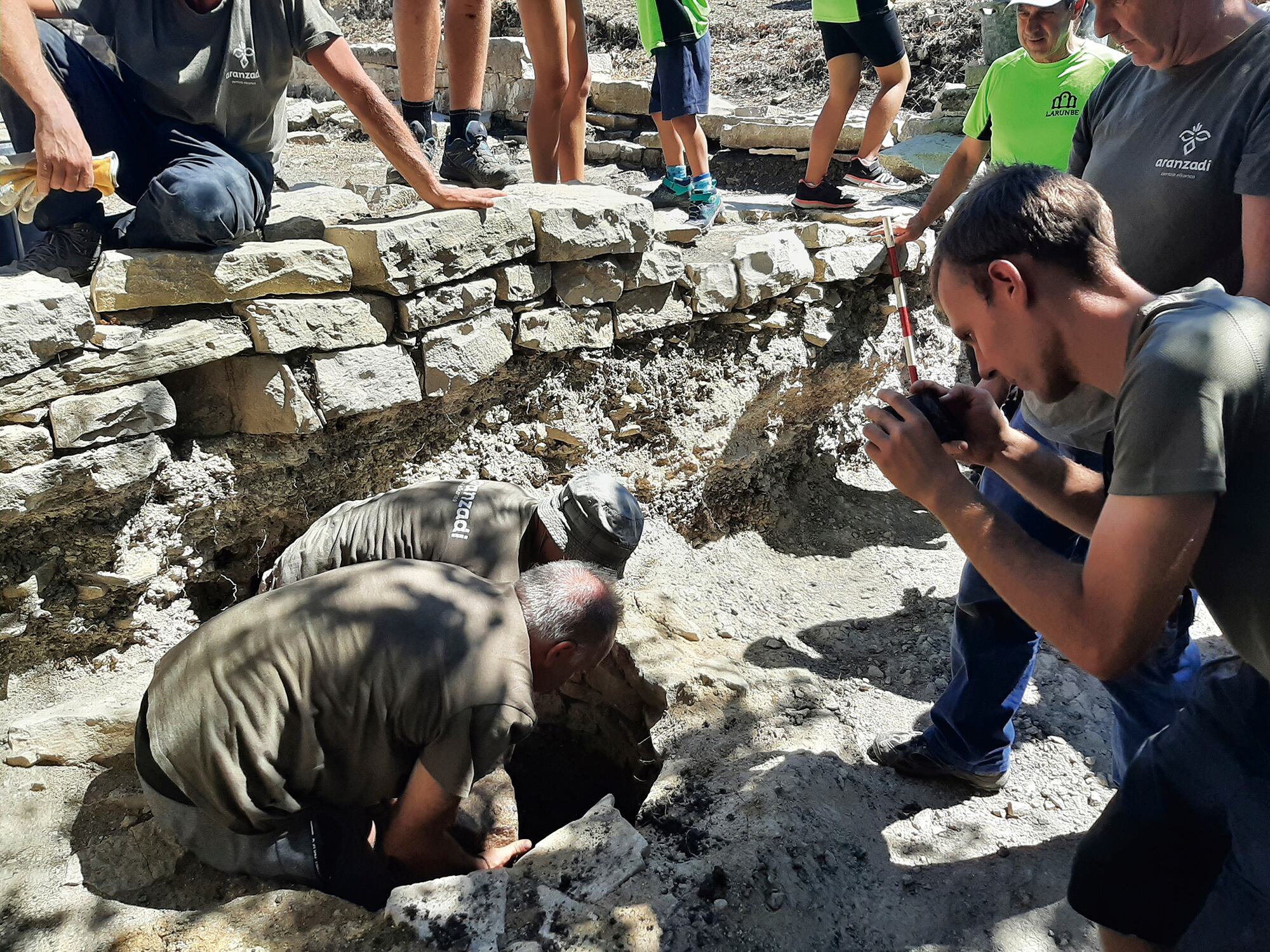 Proceso de excavación del ara.