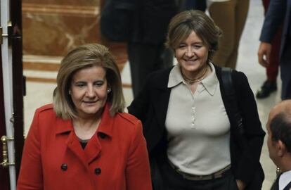 Las ministras en funciones de Empleo, Fátima Báñez, y de Agricultura, Isabel García Tejerina.