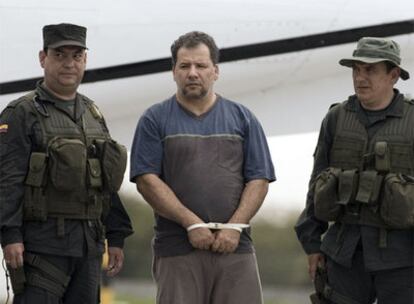 Daniel Rendón, alias <i>Don Mario</i>, es escoltado por policías colombianos a su llegada al aeropuerto de Bogotá.