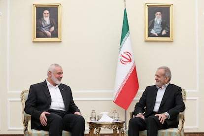 Ismail Haniya y Masud Pezeshkian, antes de reunirse en Teherán, este martes.
