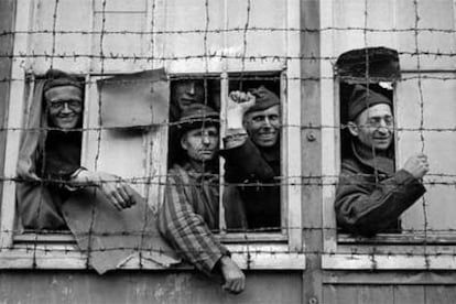 Prisioneros del campo de concentración nazi de Dachau saludan a sus liberadores en 1945.