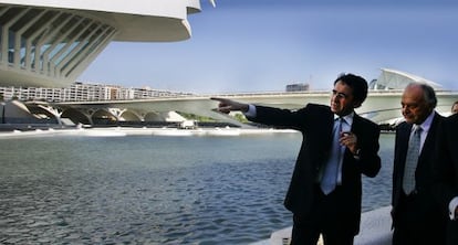 El arquitecto Santiago Calatrava junto al director Lorin Maazel, en la inauguraci&oacute;n del Palau de les Arts en 2005.