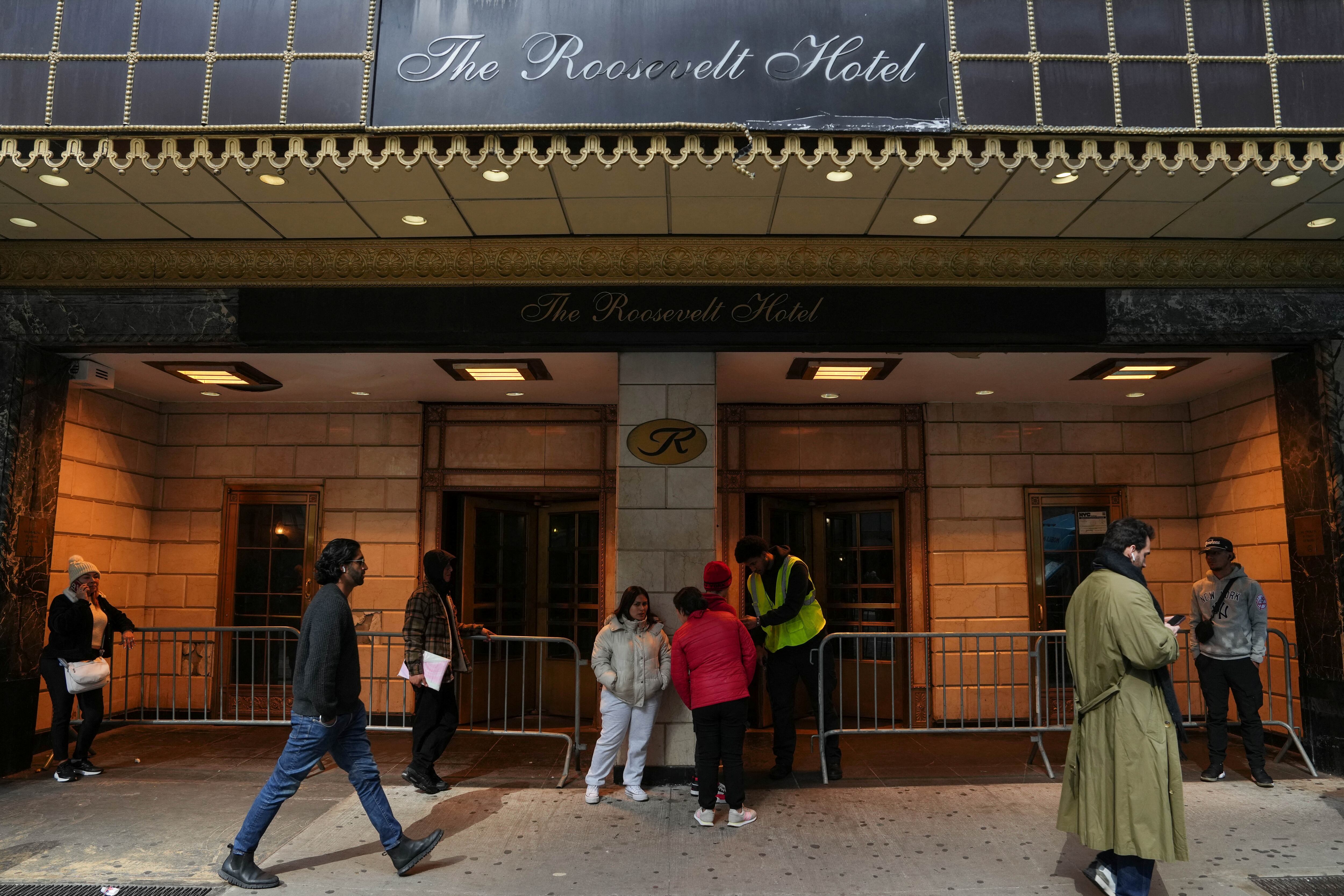 Nueva York anuncia el cierre del centro de inmigrantes del famoso hotel Roosevelt