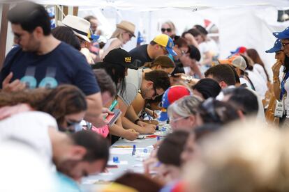 Venezolanos votan en Madrid contra el Gobierno de Nicolás Maduro. 