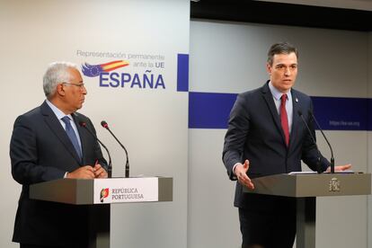 Pedro Sánchez y António Costa, el viernes durante su conferencia de prensa conjunta en Bruselas, al final de la cumbre de la UE.