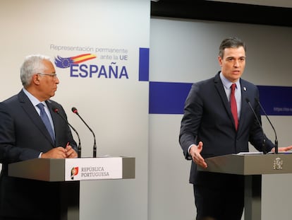Pedro Sánchez y António Costa, el viernes durante su conferencia de prensa conjunta en Bruselas, al final de la cumbre de la UE.