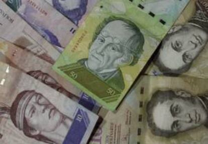 Las remesas ya no se realizarán en dólares, sino en pesos colombianos, para hacer frente a quienes se han valido de este mecanismo para revender en Venezuela a precios del mercado ilegal divisas otorgadas por el Estado. EFE/Archivo