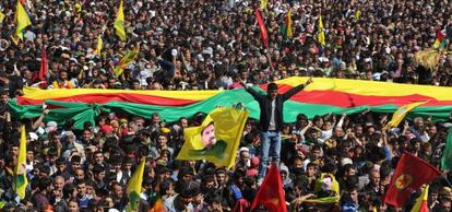 Centenarse de miles de kurdos, este jueves en Diyarbakir.