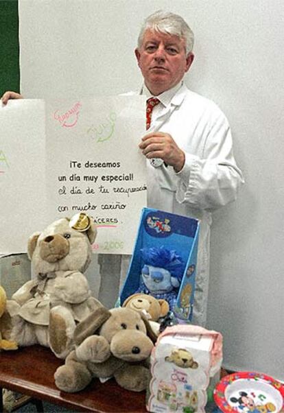 El doctor Roqueta, con algunos de los regalos recibidos en el hospital para Alba.