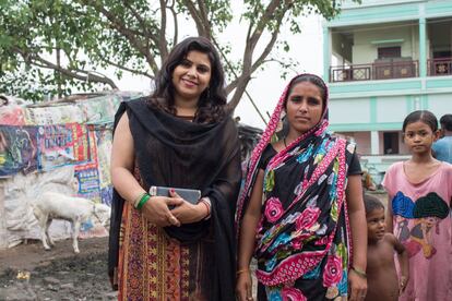 Ratika Tewari y Asha Bibi posan a la entrada de su slum o barrio de chabolas en Varanasi, India. Ratika lleva cinco años trabajando en Semilla para el Cambio como profesora y coordinadora de proyectos. Empezó en 2012 dando clases en el centro de Sigra y coordinando el proyecto de Nutrición. Desde 2016 se encarga, además, de Promoción de Salud. Asha es mamá de cuatro hijos. Trabaja en el taller de artesanías y ejerce como promotora de salud en la colonia donde vive. 