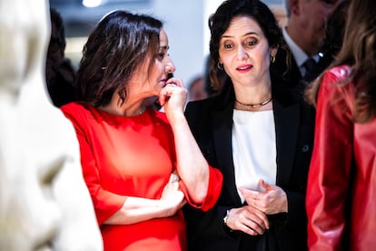 La directora de EL PAÍS, Pepa Bueno, y la presidenta de la Comunidad de Madrid, Isabel Díaz Ayuso, carlan durante la visita al stand de EL PAÍS en Arco. 