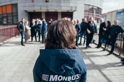 Varios trabajadores concentrados a la entrada de la estación de autobuses de Ferrol, este viernes.