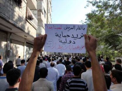 Un grupo de manifestantes protesta en contra del presidente sirio, Bachar el Asad, ayer en Suqba, en el primer día tras el fin del Ramadán