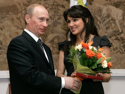 El  presidente Vladímir Putin con la cantante de ópera rusa Anna Netrebko, en febrero de 2008.