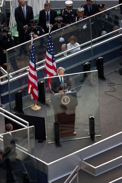 El expresidente de Estados Unidos George W. Bus interviene en el homenaje a las víctimas del 11-S detrás un cristal blindado.