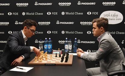 Caruana (i) y Carlsen, en la quinta partida del Mundial de Ajedrez.