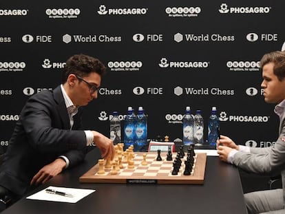 Caruana (i) y Carlsen, en la quinta partida del Mundial de Ajedrez.