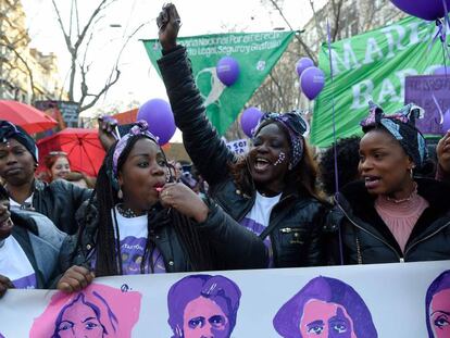 Mulheres negras protestam em Barcelona no Dia Internacional da Mulher.