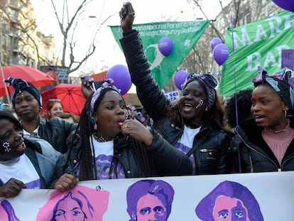 Mulheres negras protestam em Barcelona no Dia Internacional da Mulher.