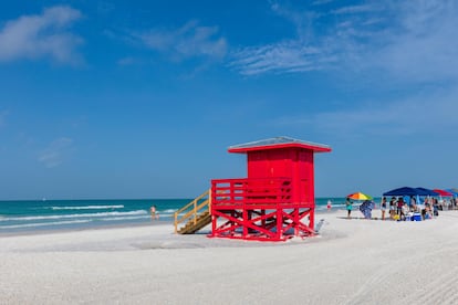 Playa de la Siesta (Siesta Key, Florida, EE UU). Su propio nombre lo indica, lo suyo en esta playa es tumbarse para relajarse y admirar el paisaje. Ofrece acceso fácil para personas en silla de ruedas y tiene mucho espacio para aparcar, además de baños y un pequeño puesto de comida.